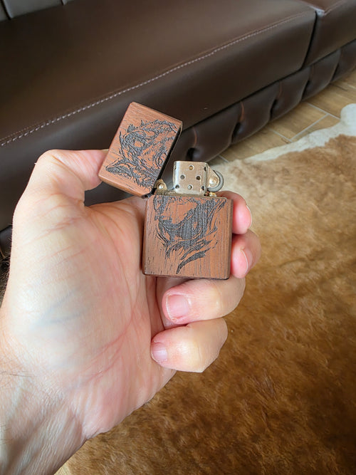 Benzinfeuerzeug aus Iroko Holz überzug. Handarbeit+Gravur.