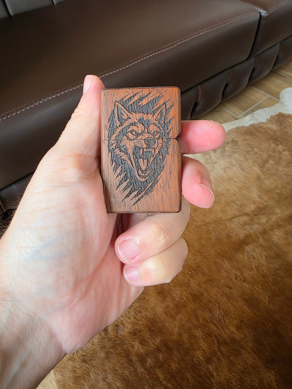 Benzinfeuerzeug aus Iroko Holz überzug. Handarbeit+Gravur.
