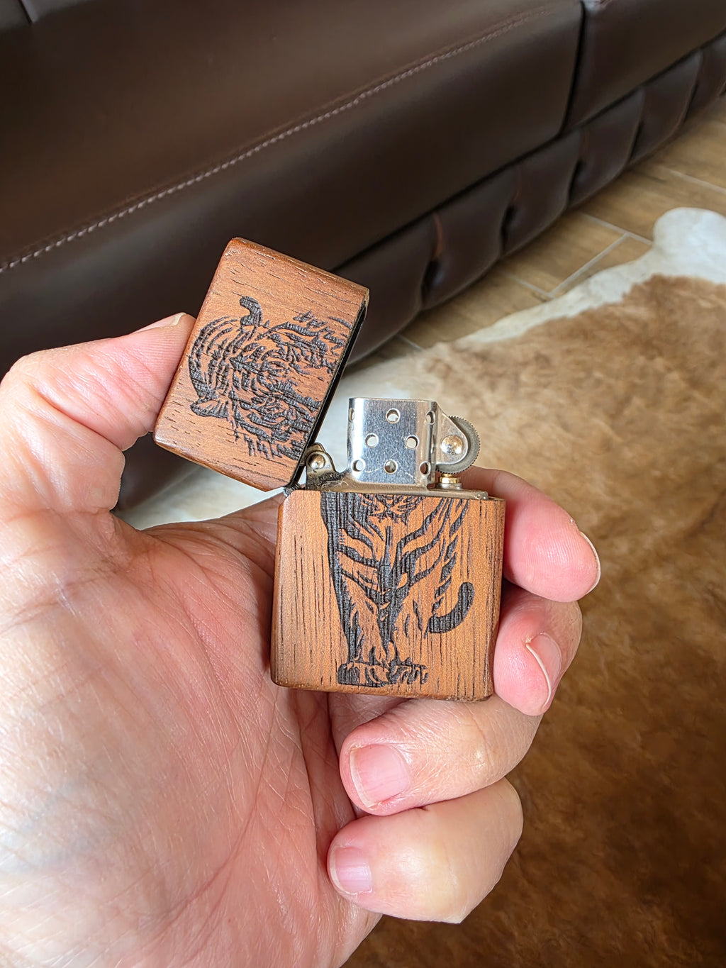 Benzinfeuerzeug aus Iroko Holz überzug. Handarbeit + Gravur.