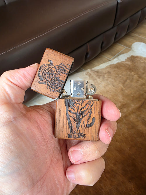Benzinfeuerzeug aus Iroko Holz überzug. Handarbeit + Gravur.