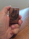 Benzinfeuerzeug aus Iroko Holz überzug.Handarbeit + Gravur Katze.