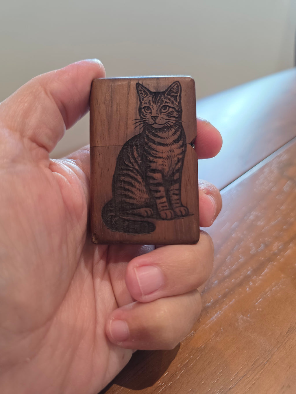 Benzinfeuerzeug aus Iroko Holz überzug.Handarbeit + Gravur Katze.