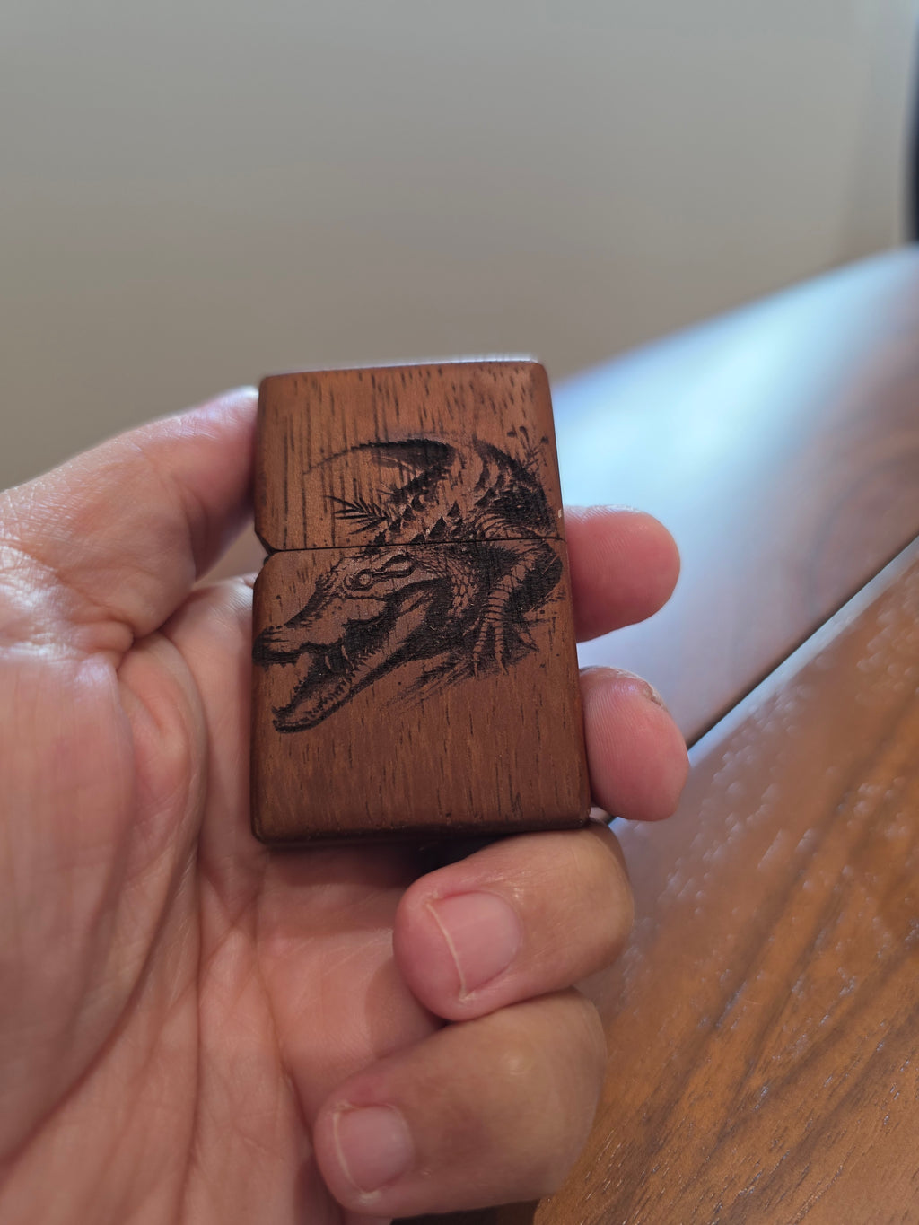 Benzinfeuerzeug aus Iroko Holz überzug. Handarbeit +Krokodil Gravur.