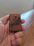 Benzinfeuerzeug aus Iroko Holz überzug. Handarbeit +Krokodil Gravur.