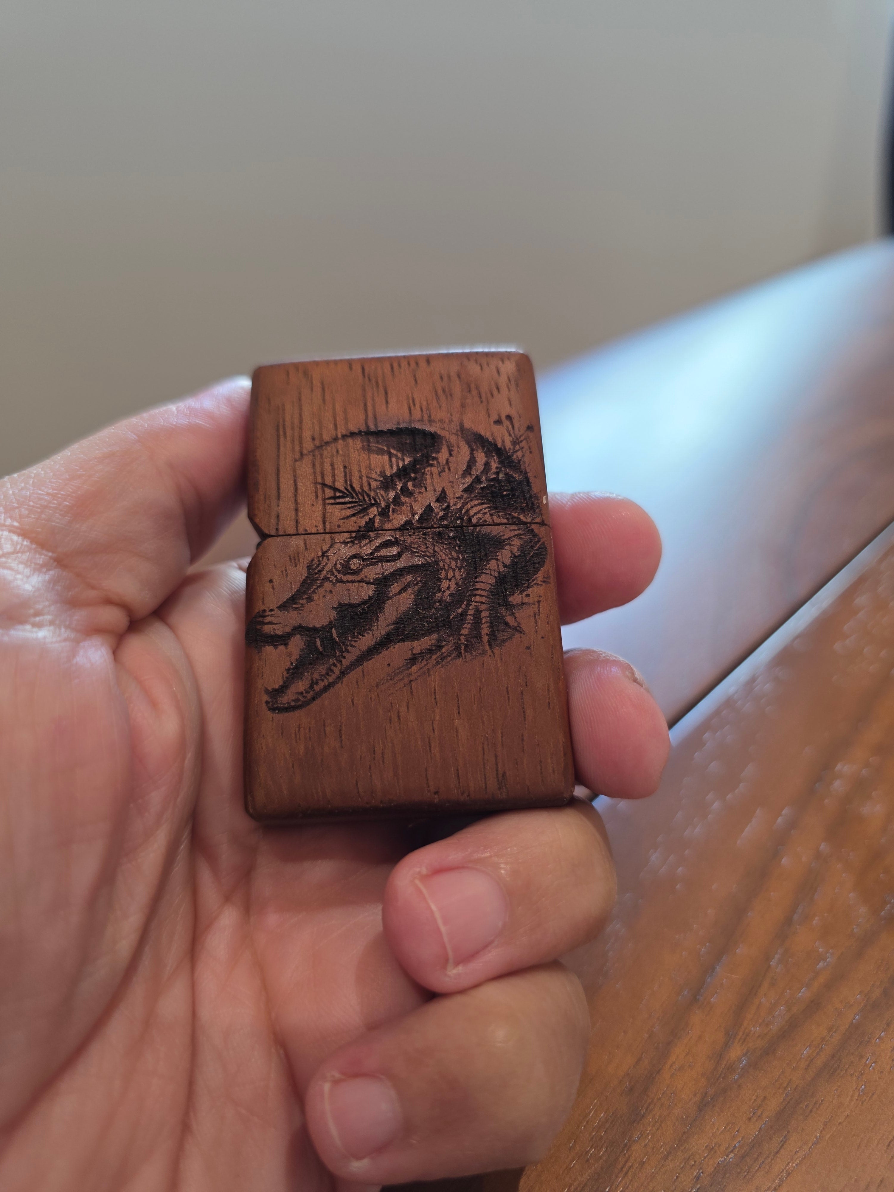 Benzinfeuerzeug aus Iroko Holz überzug. Handarbeit +Krokodil Gravur.