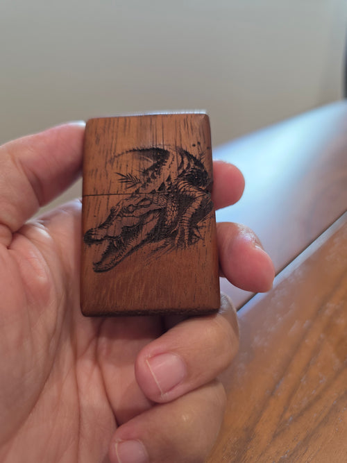 Benzinfeuerzeug aus Iroko Holz überzug. Handarbeit +Krokodil Gravur.