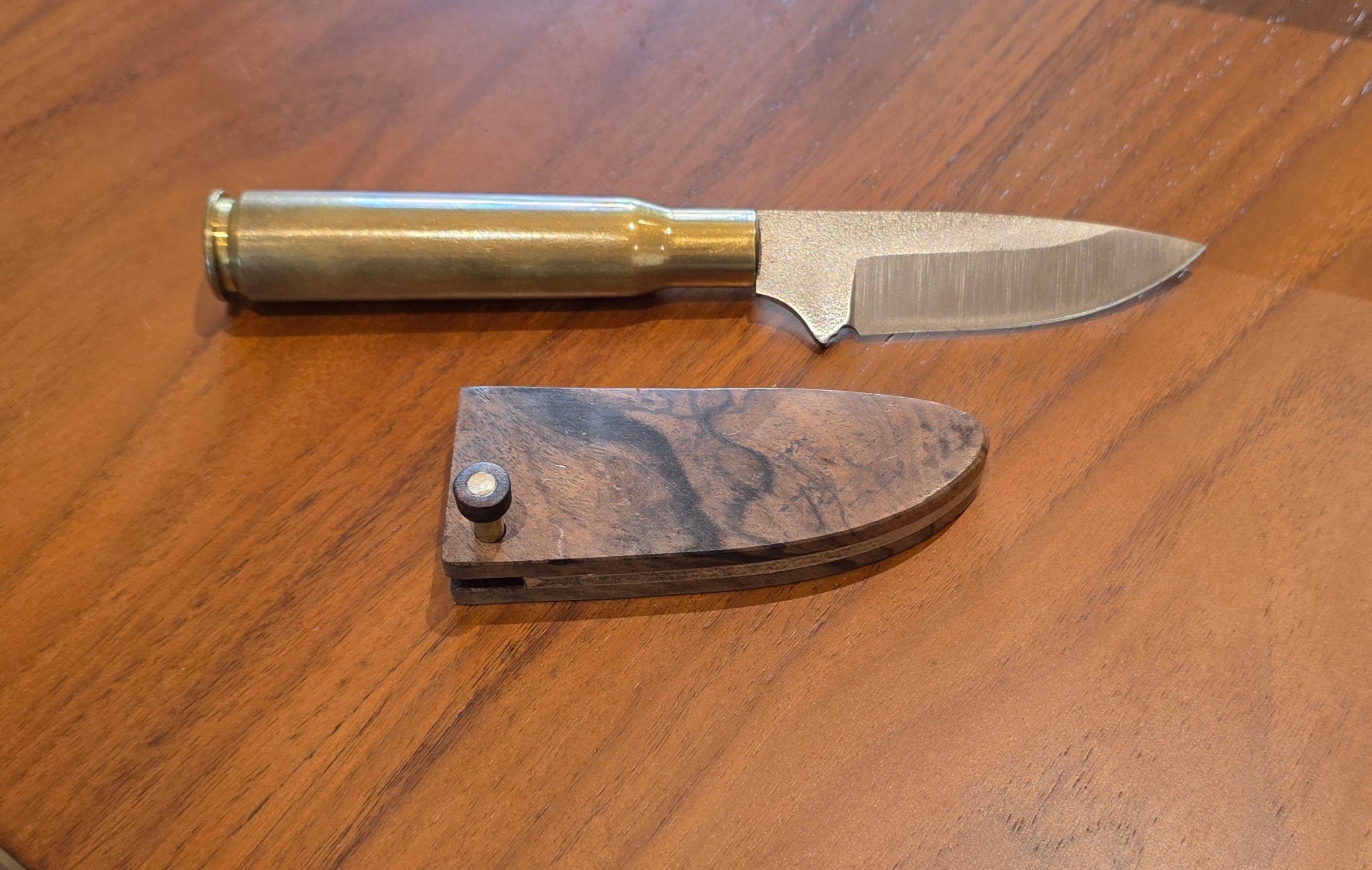 Buschcraft bzw. EDC Messer aus N690 Stahl inkl. Holzscheide.