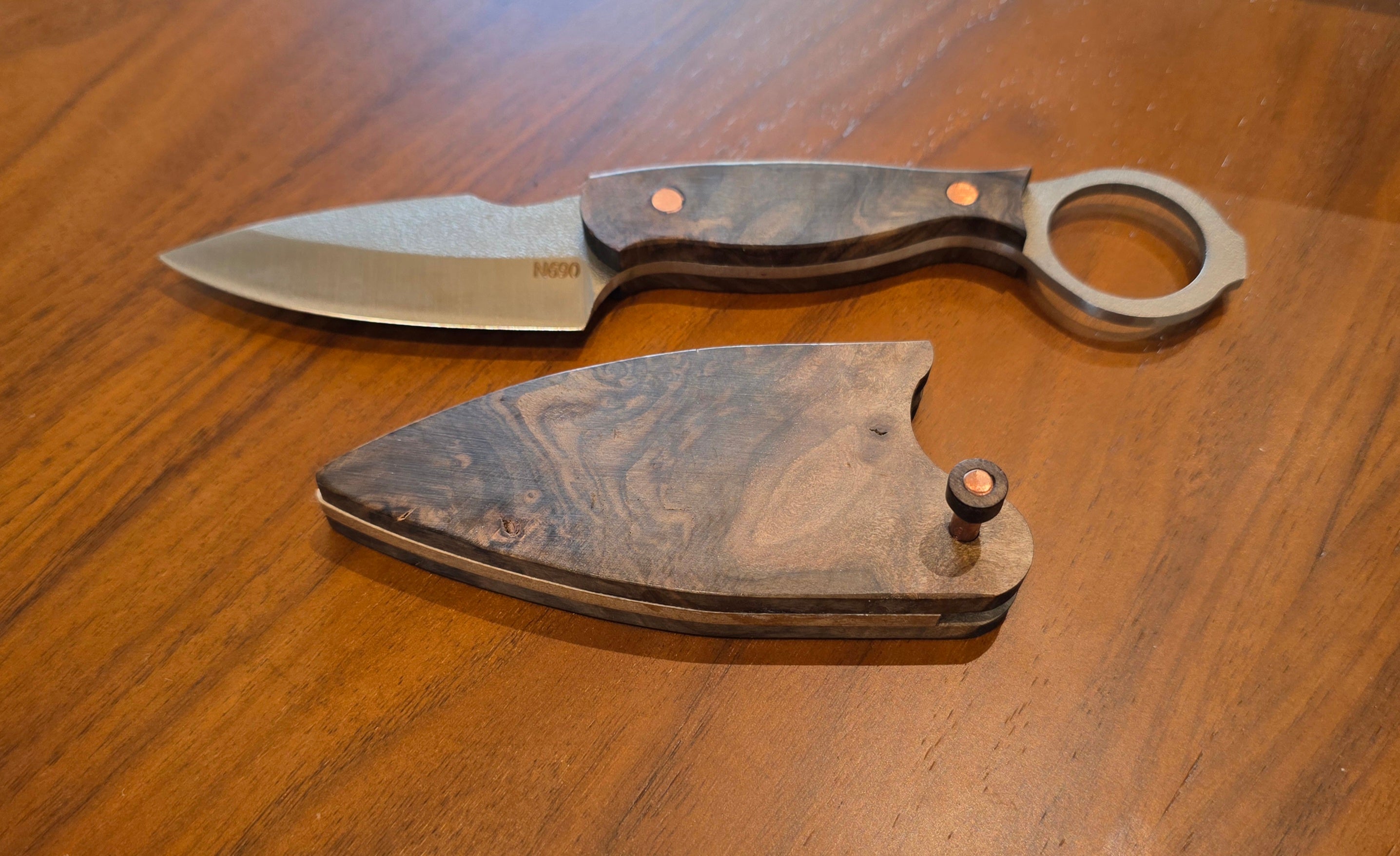 Buschcraft bzw. EDC Messer aus N690 Stahl inkl. Holzscheide.