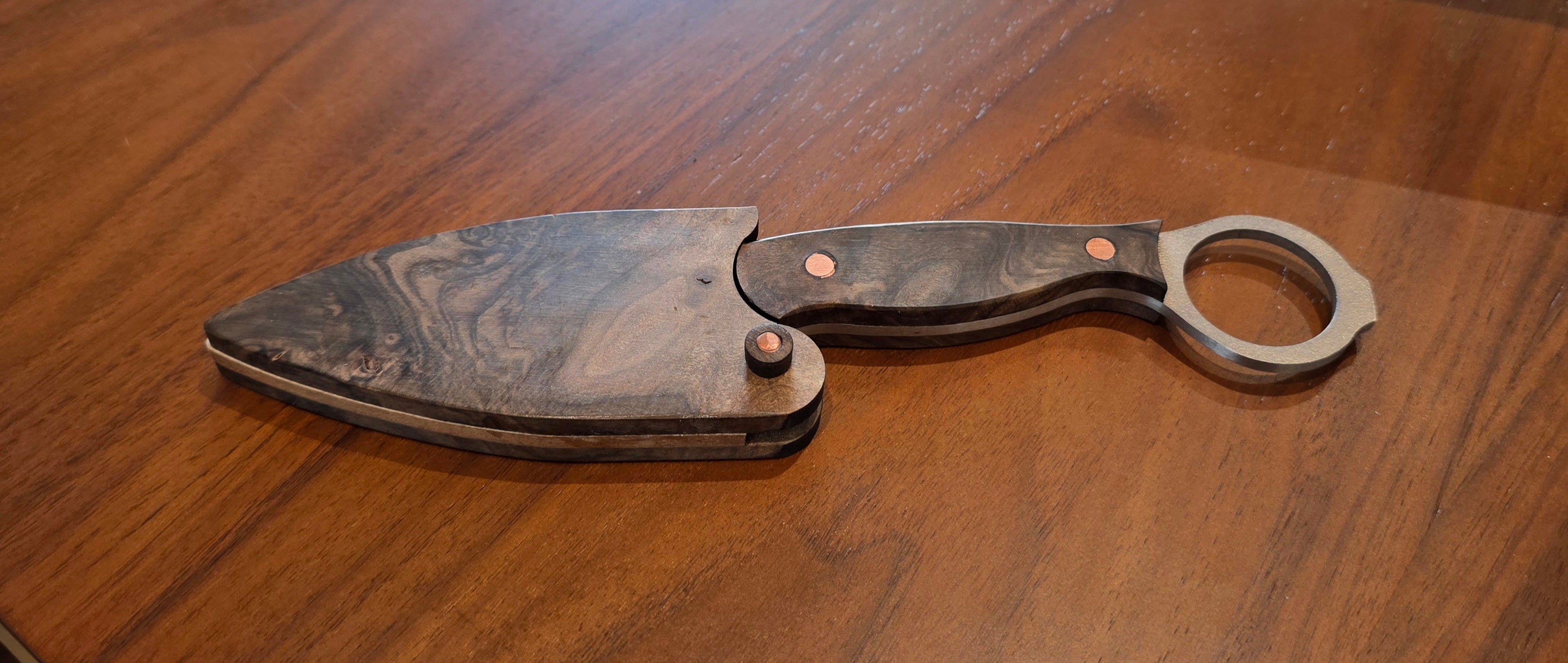 Buschcraft bzw. EDC Messer aus N690 Stahl inkl. Holzscheide.