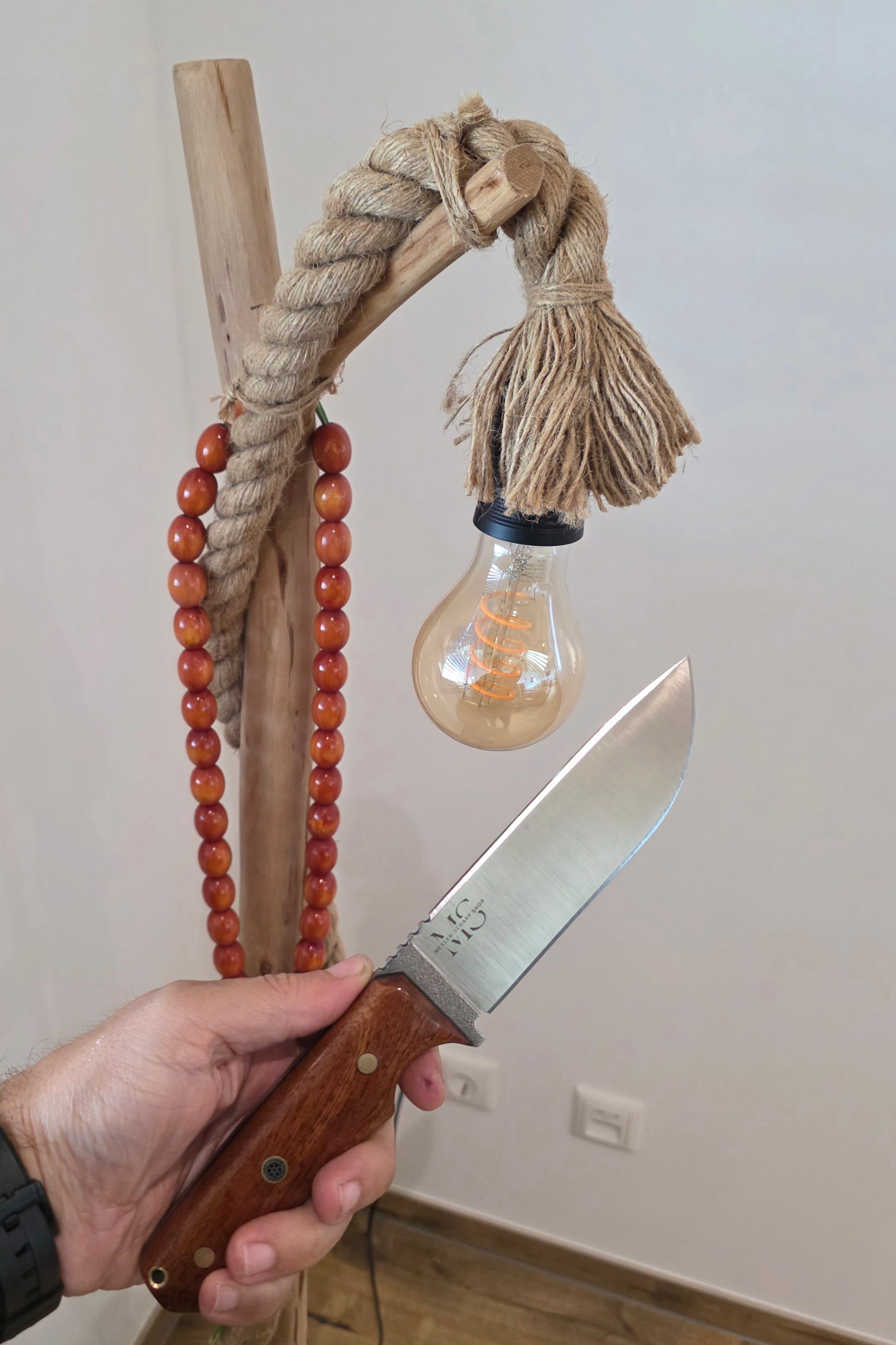 Bushcraft Messer aus N690 Stahl inkl. Lederetui.