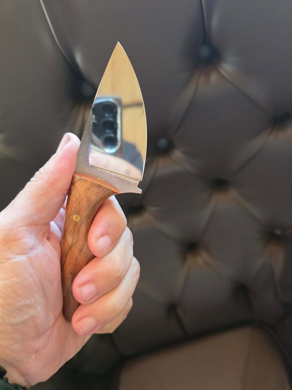 Bushcraft Messer aus N690 Stahl mit Olivenholzgriff und Lederetui – Klinge 70 mm