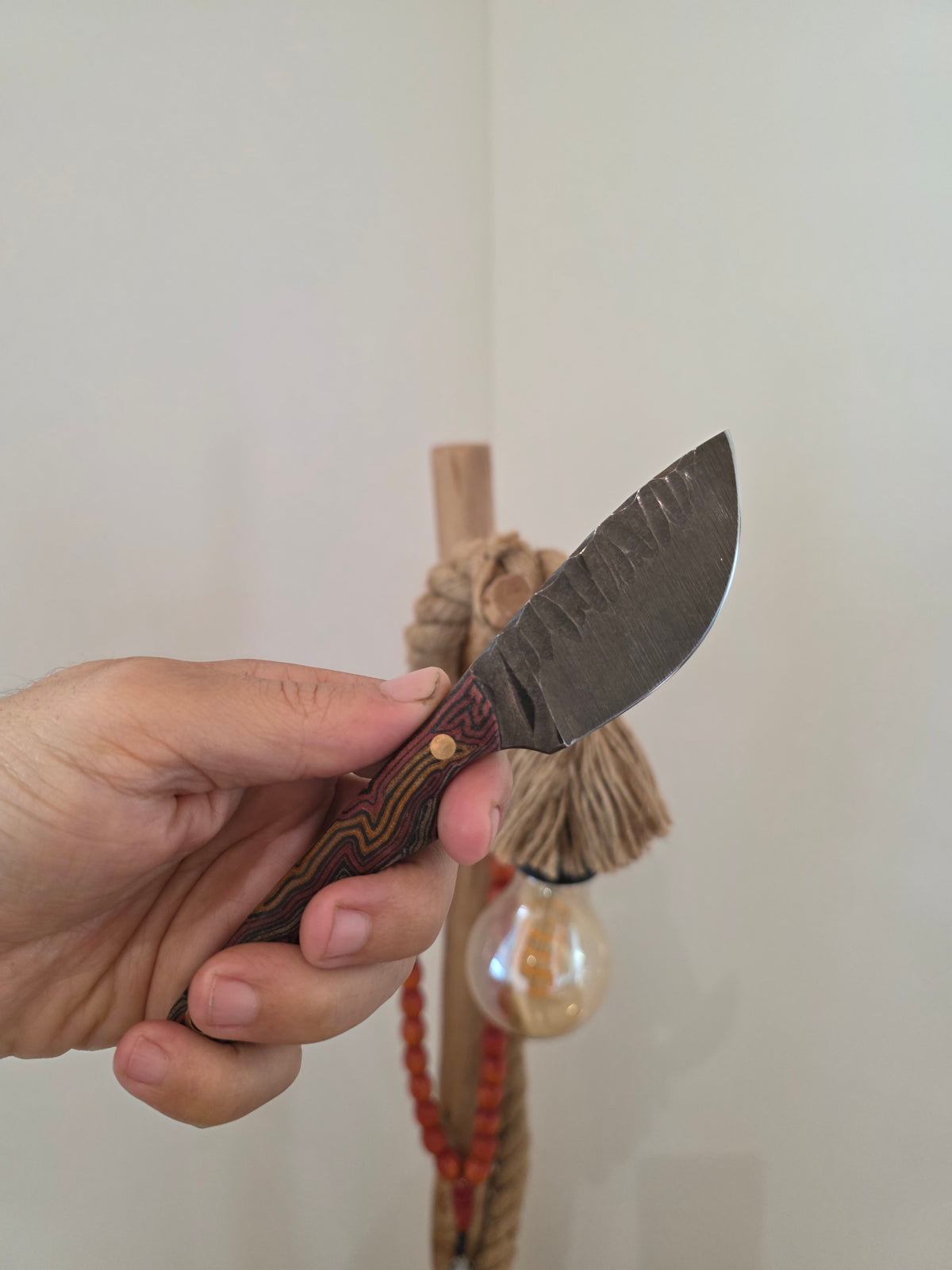 Bushcraft Messer aus CK75 Stahl mit Micartagriff und Lederetui – Griff in Rot-Braun