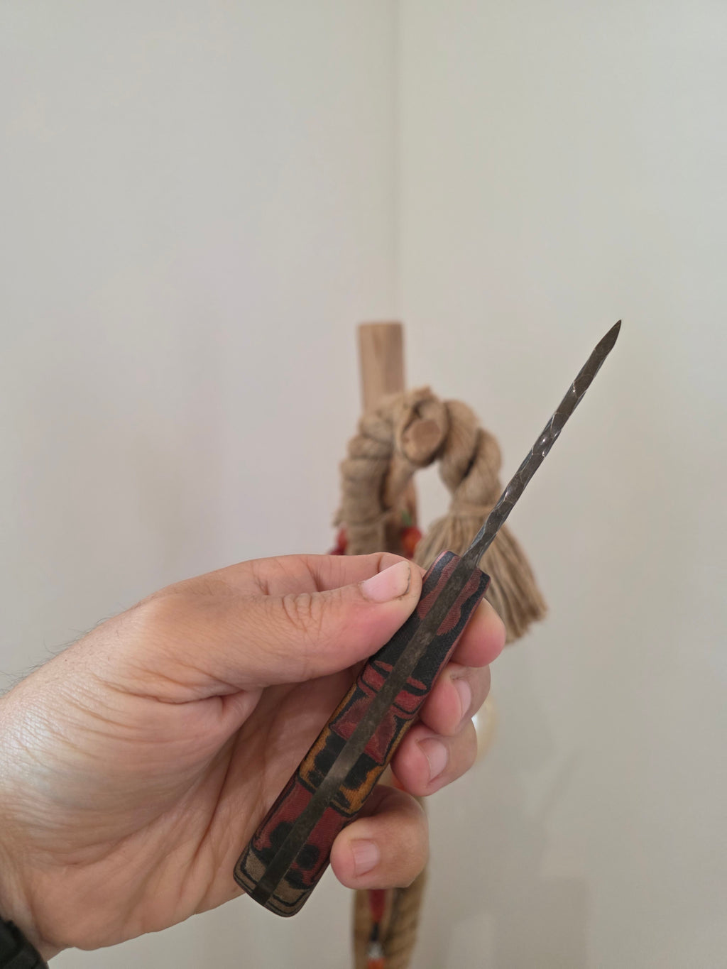 Bushcraft Messer aus CK75 Stahl mit Micartagriff und Lederetui – Griff in Rot-Braun