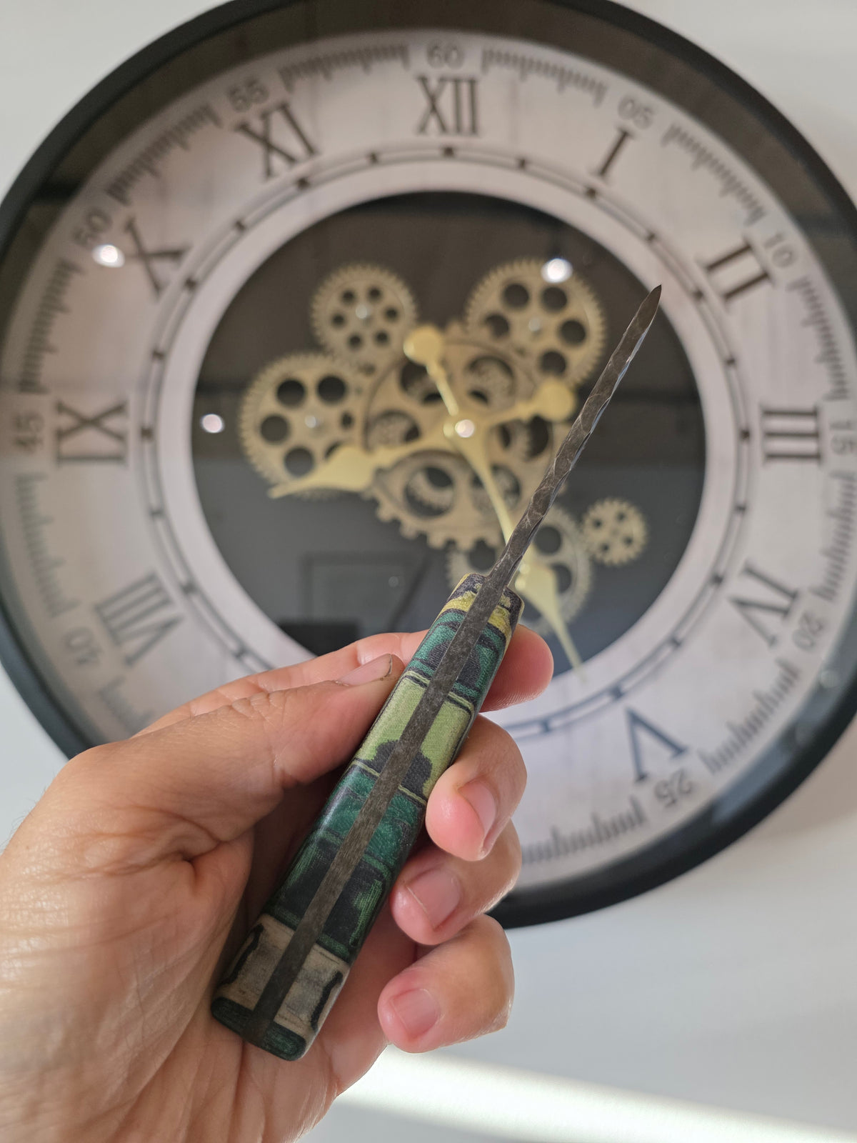 Bushcraft Messer aus CK75 Stahl mit Micartagriff und Lederetui – Griff in Grün-Schwarz