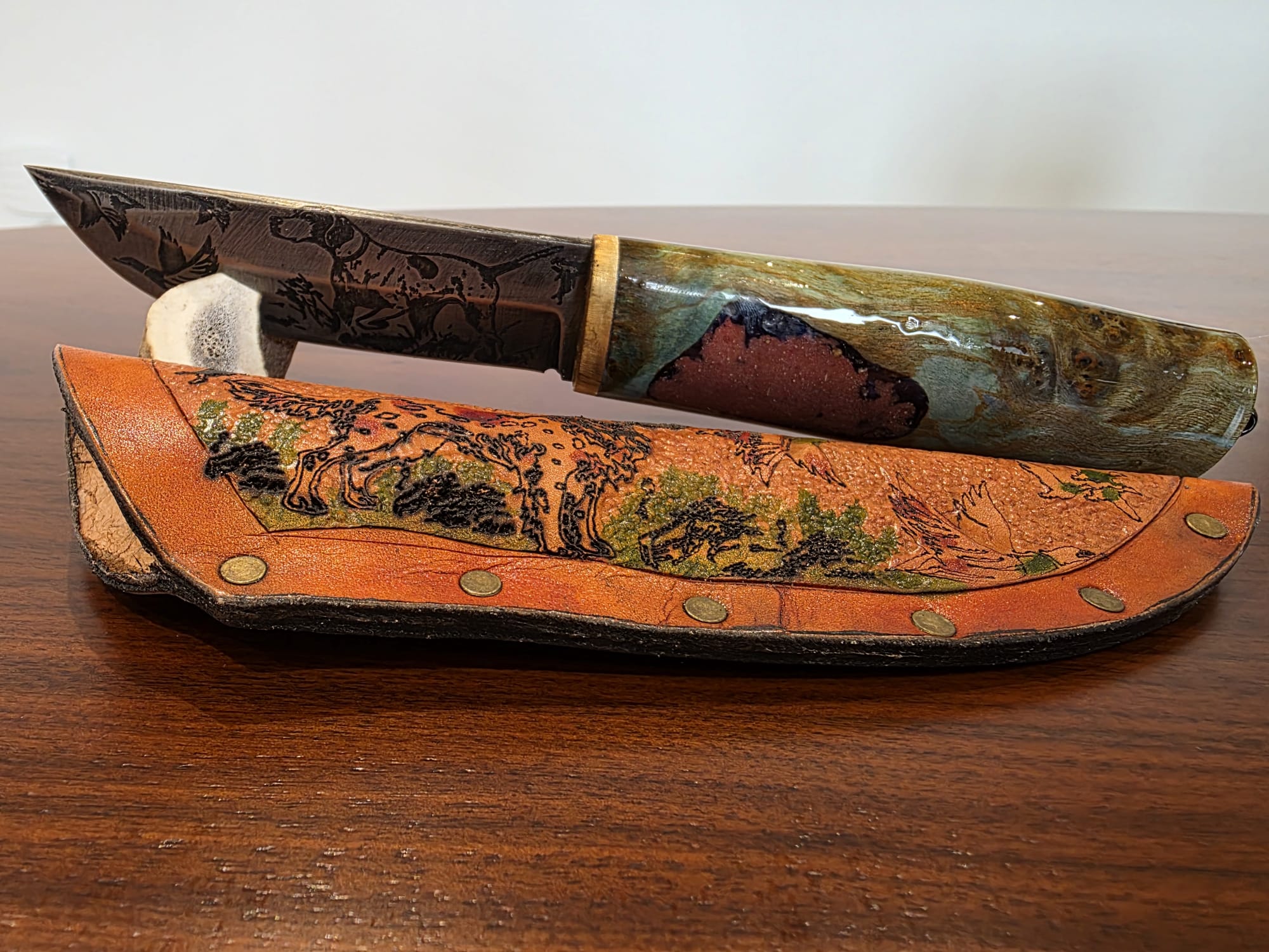 Bushcraft Messer A2 Stahl Griff Epoxid+Tannenzapfen