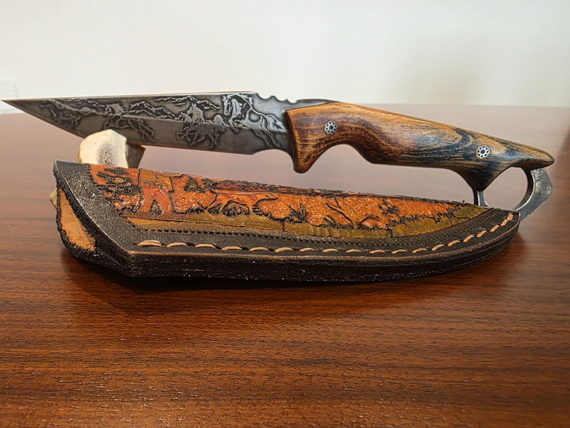 Bushcraft Messer aus A2 Stahl Griff Buche