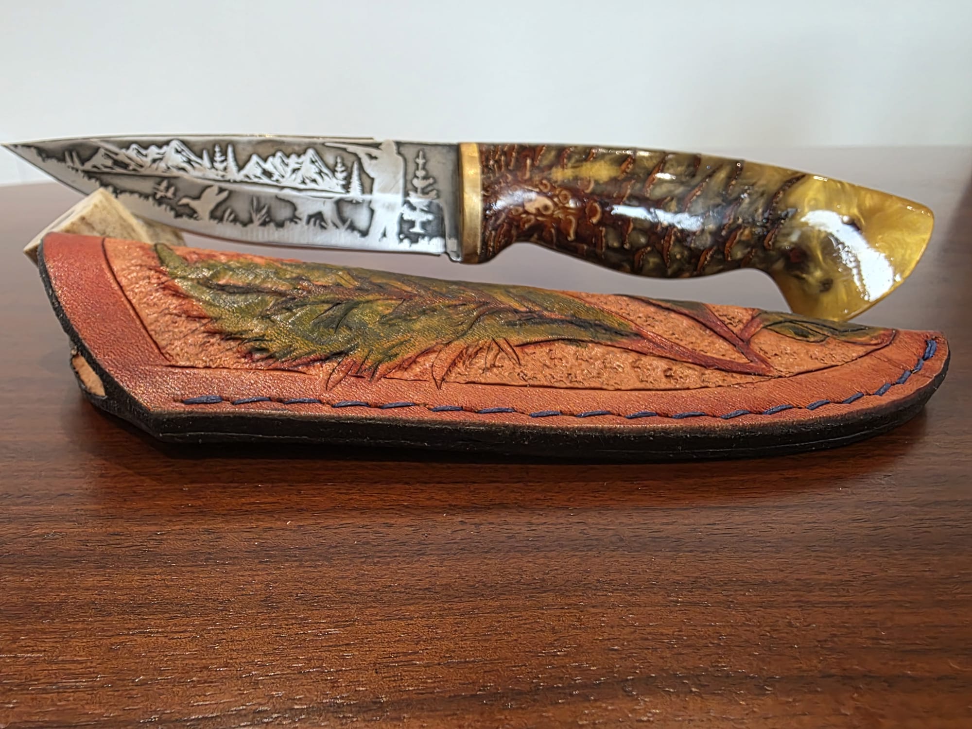 Bushcraft Messer aus A2 Stahl, Griff Epoxid Tannenzapfen