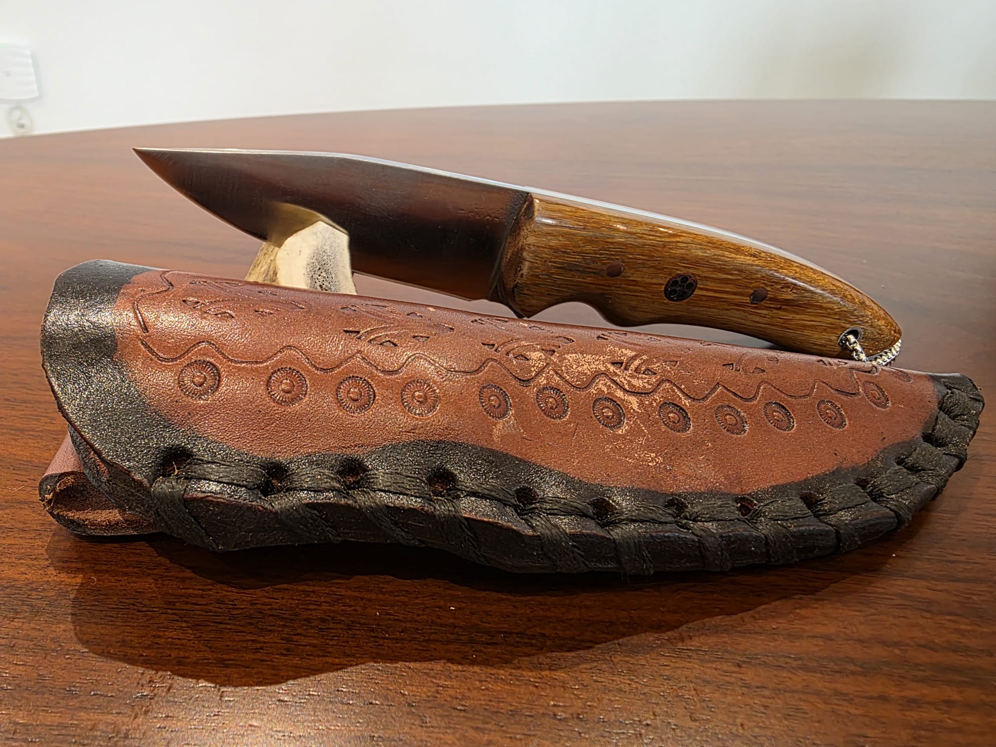 Bushcraft Messer aus N690 Stahl, Griff Nussbaum