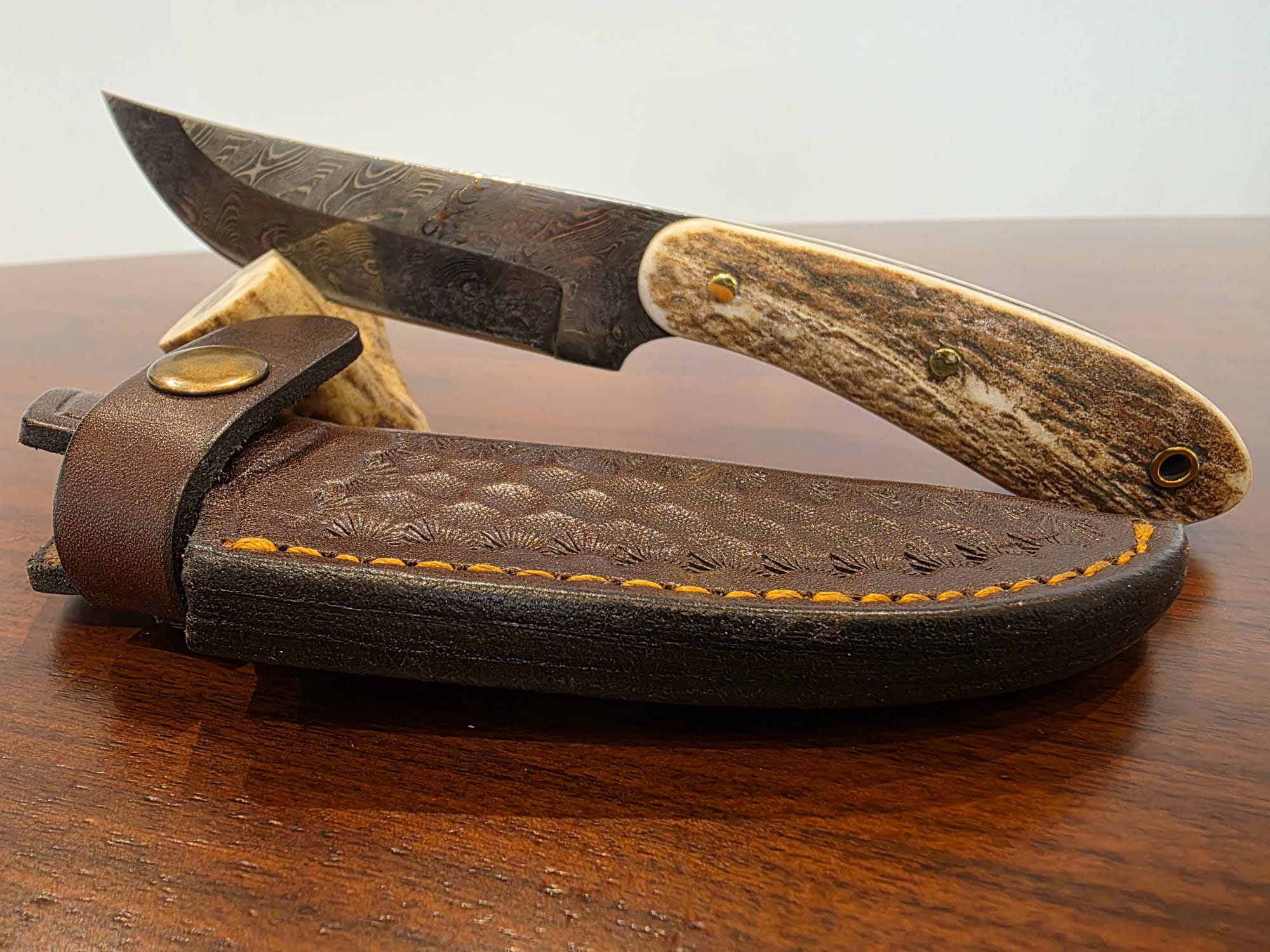 Bushcraft Messer aus Damaststahl, Griff Hirschhorn