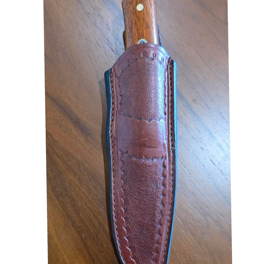 Bushcraft Messer aus N690 Stahl inkl. Lederetui.