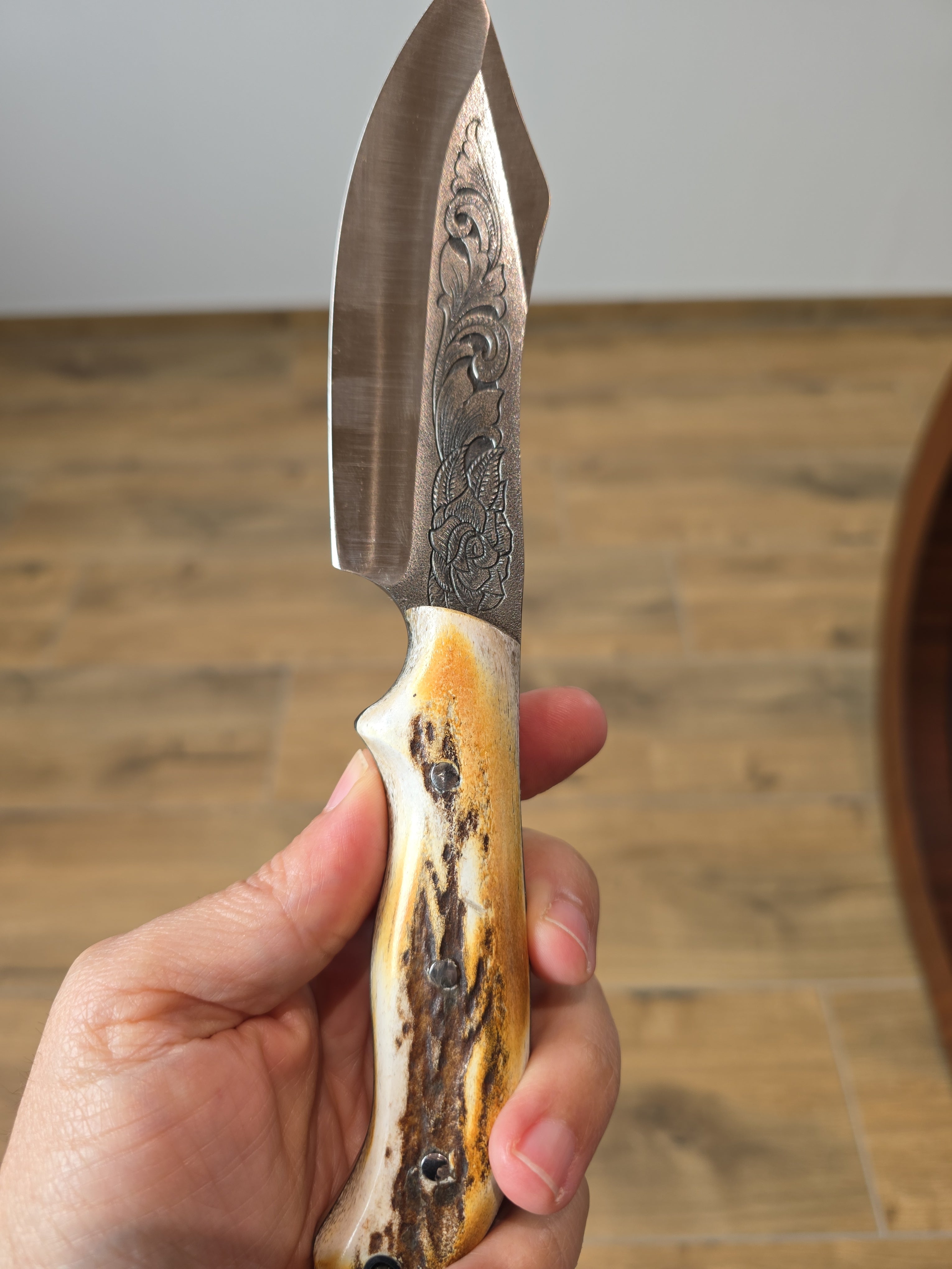 Buschcraft Messer, rostfreier gravierter Stahl, handmade, inkl. Lederetui.